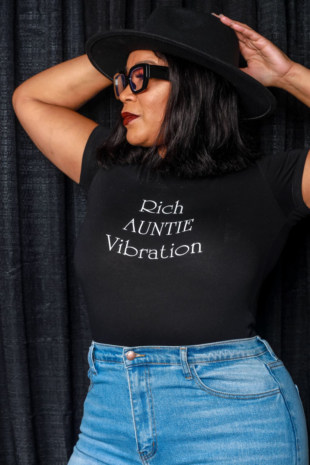 "AUNTIE" Rich Auntie Vibration Tee